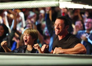 Far(Hugh Jackman) og Søn(Dakota Goyo) i skøn bokseforening. Foto: Walt Disney & Sony Pictures